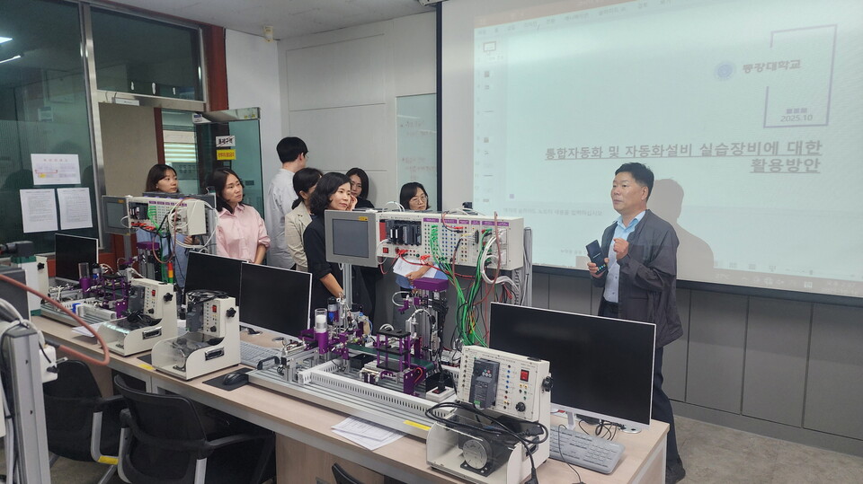 광주광역시는 16일 라이즈(RISE‧지역혁신중심 대학지원체계) 사업의 수행 대학인 동강대학교 라이즈사업단을 방문해 추진 상황을 점검하고 현장 관계자와 간담회를 가졌다./사진=광주광역시