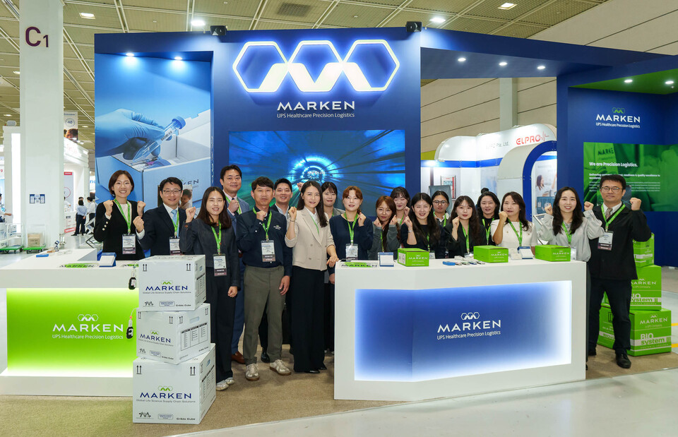 17일까지 서울 코엑스에서 열리는 바이오플러스-인터펙스 코리아 2025에 참가한 마켄코리아 임직원들이 부스를 배경으로 기념사진을 촬영하고 있다./에머슨케이 파트너스