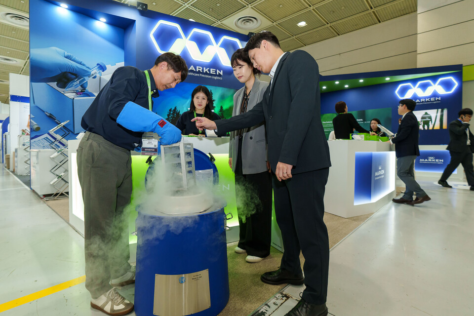 마켄코리아 직원이 바이오플러스-인터펙스 코리아 2025에서 관람객들에게 액화질소 보관을 시연해 보이며 AI·IoT 기반 슈퍼 콜드체인 솔루션을 설명하고 있다./에머슨케이 파트너스