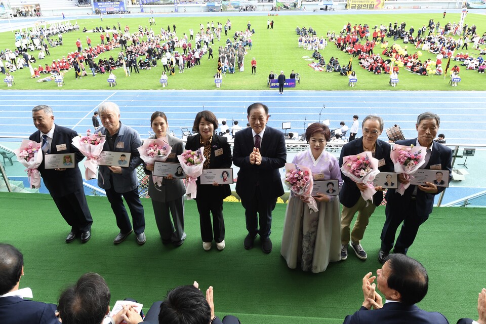신현국 문경시장과 문경대상 수상자들 .사진=문경시 제공