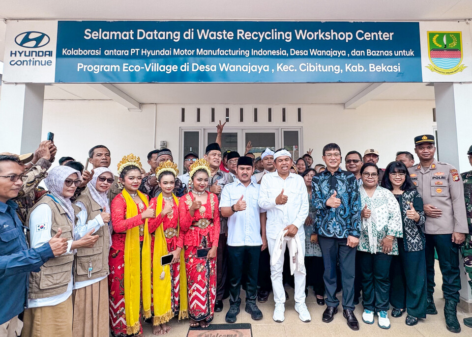 첫째 줄 왼쪽 8번째부터 데디 물야디 인도네시아 서자바주 주지사, 방현철 현대차 인도네시아 생산법인(HMMI) 법인장, 마틸다 앙투아네트 부이산 굿네이버스 인도네시아 대표 등 주요 관계자들이 기념 사진을 촬영하는 모습./현대자동차