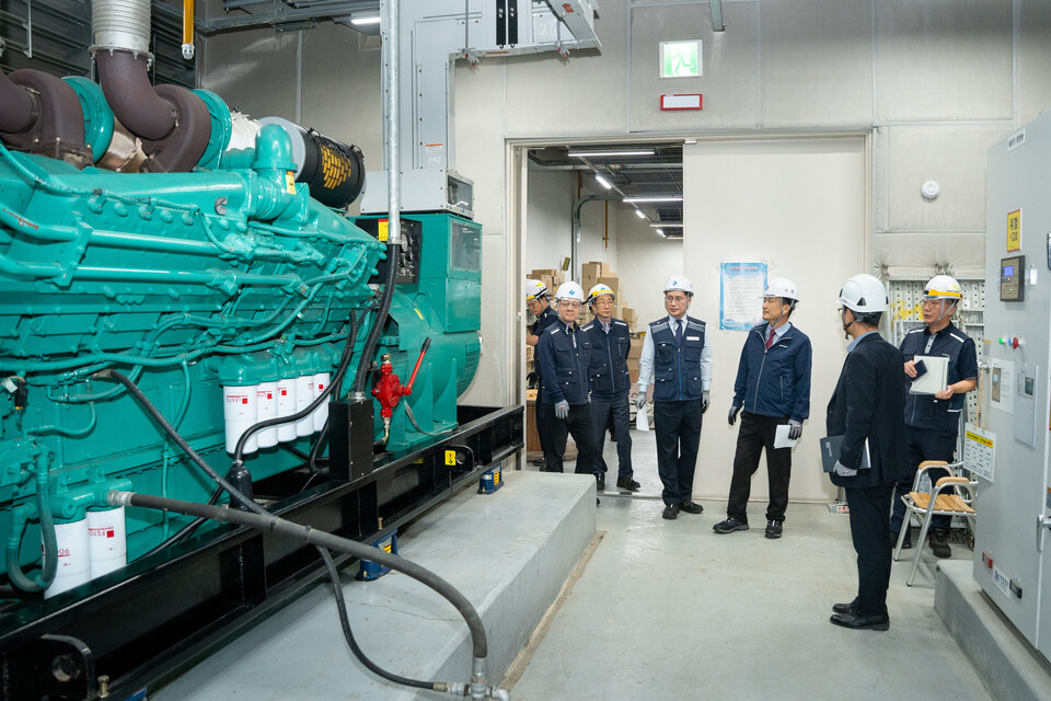 남화영 전기안전공 사장(사진 오른쪽 세번째)과 관계자들이 APEC 정상회의를 앞두고 전기설비 현장 점검을 진행하고 있다./한국전기안전공사 제공