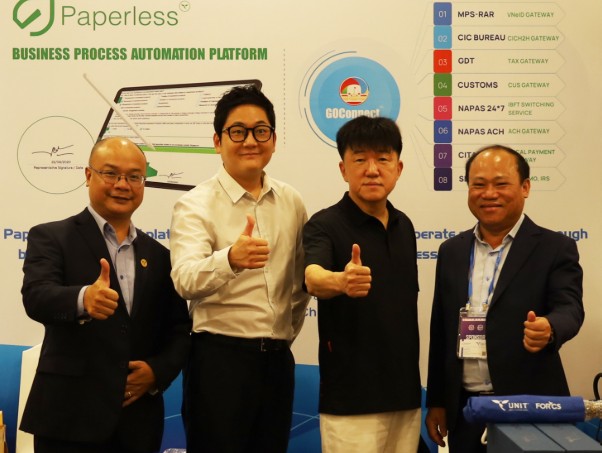 현지 행사에서 조종민(왼쪽에서 세번째) 포시에스 회장이 파트너사와 기념 촬영을 하고 있다. / 포시에스 