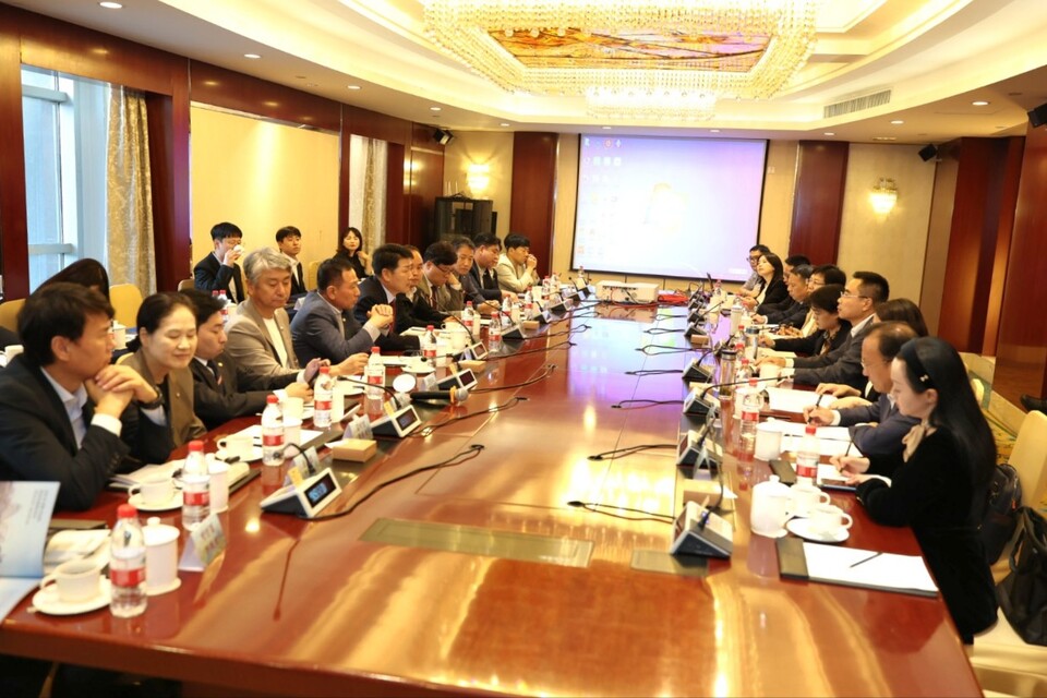 대표단은 첫날 샤오간시 인민대표대회를 방문해 양 기관의 의정운영 및 지역 발전 사례를 공유했으며, 교류 간담회와 환영 만찬에서 화성특례시의회의 주요 정책과 비전을 소개했다./ 김두일 기자