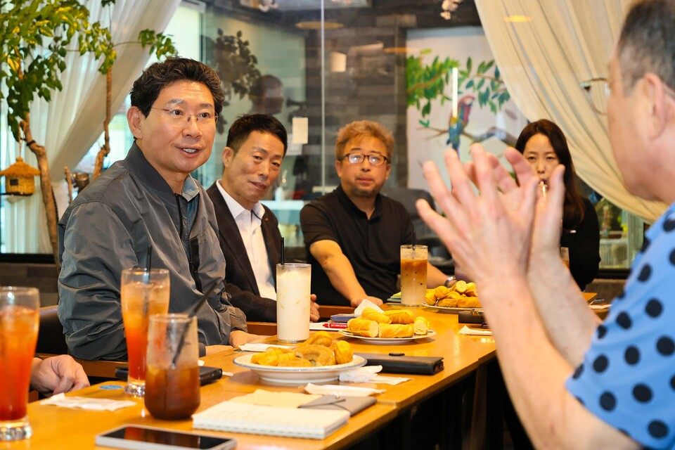 용인특례시시장 이상일이 기흥구 지역 상권 활성화를 위해 상인들과 직접 소통하는 ‘찾아가는 차담회’를 열고 현장의 목소리를 들었다./ 용인특례시 제공