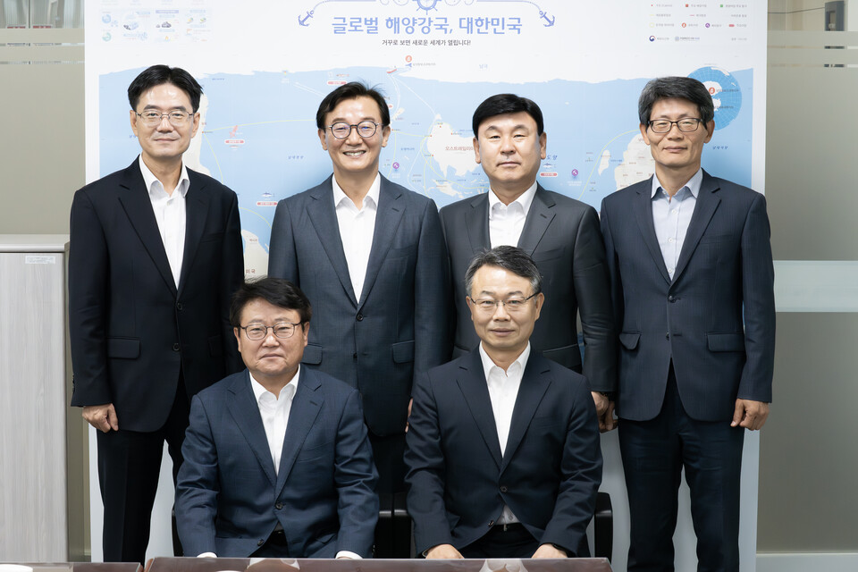 전재수 해양수산부 장관(뒷줄 왼쪽 두 번째)이 지난 16일 한국항만물류협회 노삼석 회장(뒷줄 왼쪽 세 번째), 업계 관계자들과 간담회를 가진 후 기념 촬영을 하고 있다./해양수산부