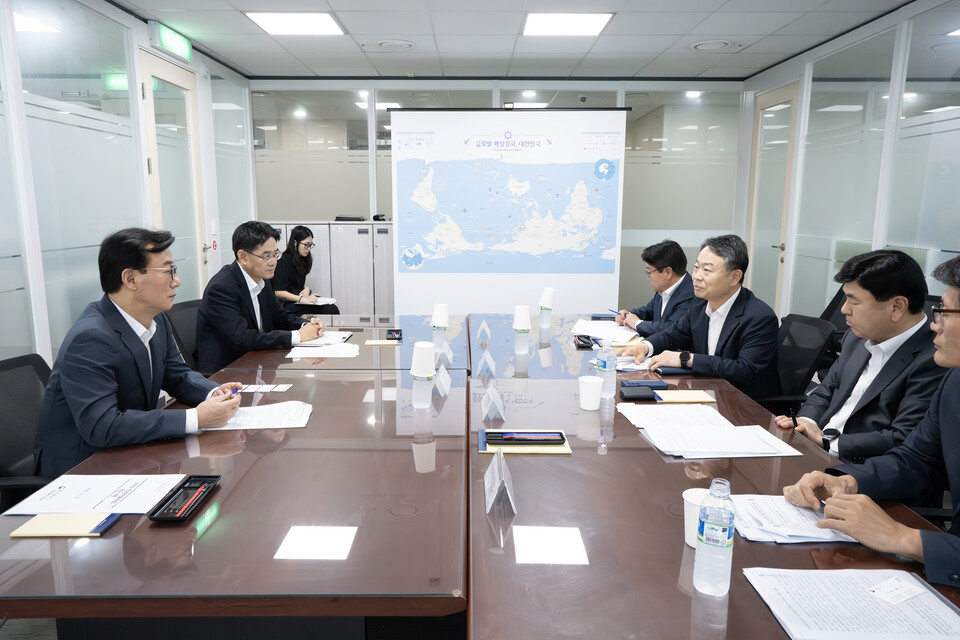 전재수 해양수산부 장관이 지난 16일 노삼석 항만물류협회장과 업계 관계자들을 만나 항만물류산업의 발전 방안을 논의했다./해양수산부