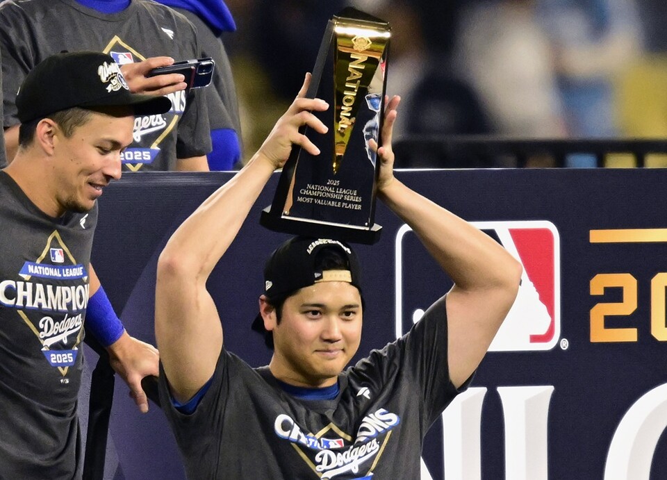 오타니가 NLCS MVP에 선정된 뒤 트로피를 들고 있다. /연합뉴스