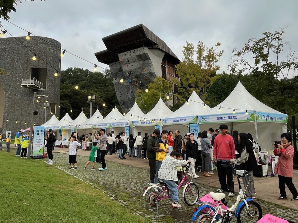 경기환경에너지진흥원은 제8회 경기도민의 날을 맞아 도민 참여형 기후행동 축제인 ‘기후행동DAY: 기후도민 모여라!’를 열고 생활 밀착형 기후위기 대응 실천 문화 확산에 나섰다./ 경기환경에너지진흥원 제공