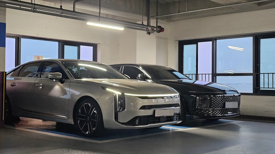 기아 '더 뉴 K8 하이브리드'(왼쪽)과 '그랜저'의 외관/ 곽호준 기자