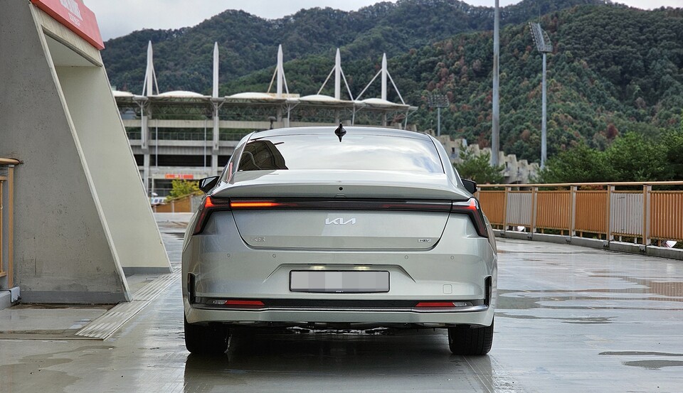 기아 '더 뉴 K8 하이브리드'의 후면./곽호준 기자