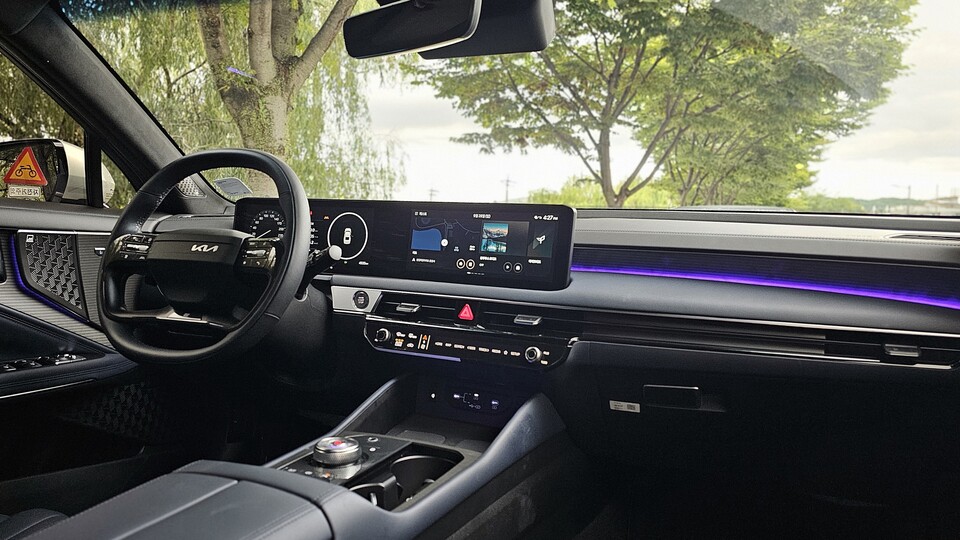 기아 '더 뉴 K8 하이브리드'의 1열 실내./곽호준 기자