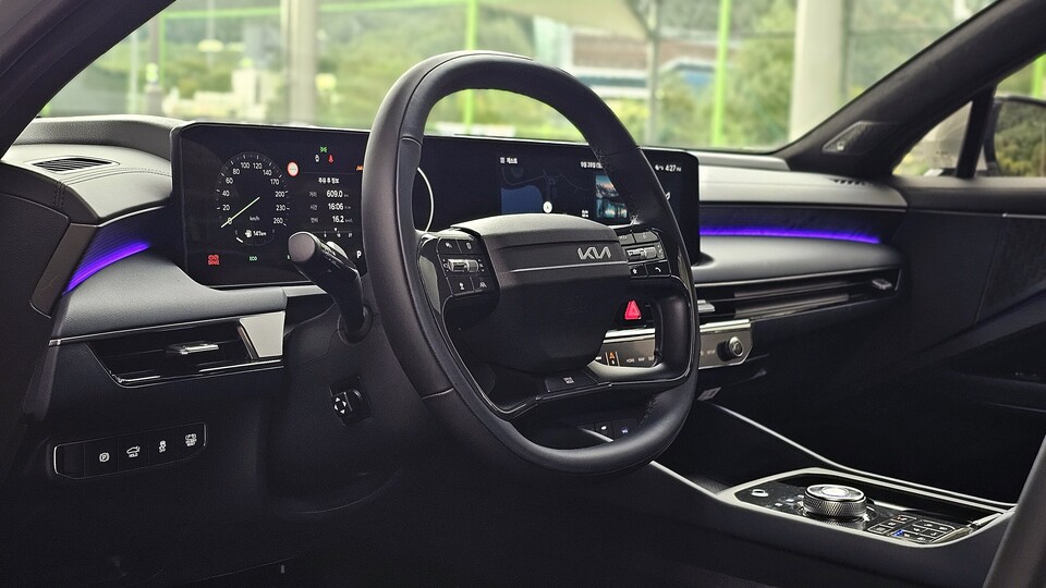 기아 '더 뉴 K8 하이브리드'의 스티어링 휠./곽호준 기자