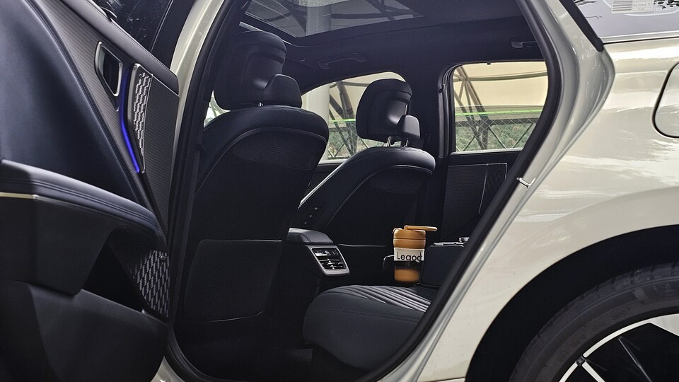 기아 '더 뉴 K8 하이브리드'의 2열 실내./곽호준 기자