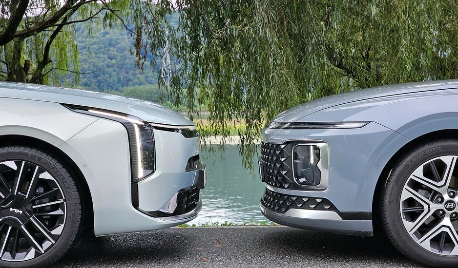 기아 '더 뉴 K8 하이브리드'(왼쪽)과 '그랜저'의 외관./ 곽호준 기자