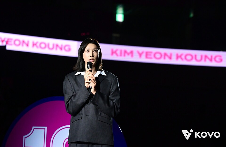 김연경이 18일 인천삼산월드체육관에서 열린 은퇴식에서 마이크를 잡고 발언하고 있다. /KOVO 제공 