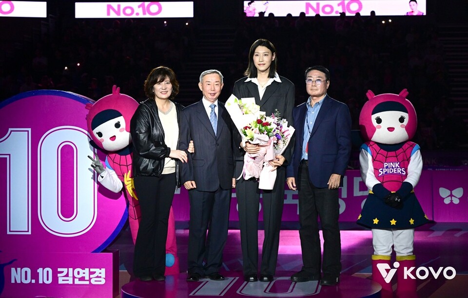 김연경(왼쪽 세 번째)이 부모님, 김대현 흥국생명 구단주와 함께 기념 촬영하고 있다. /KOVO 제공