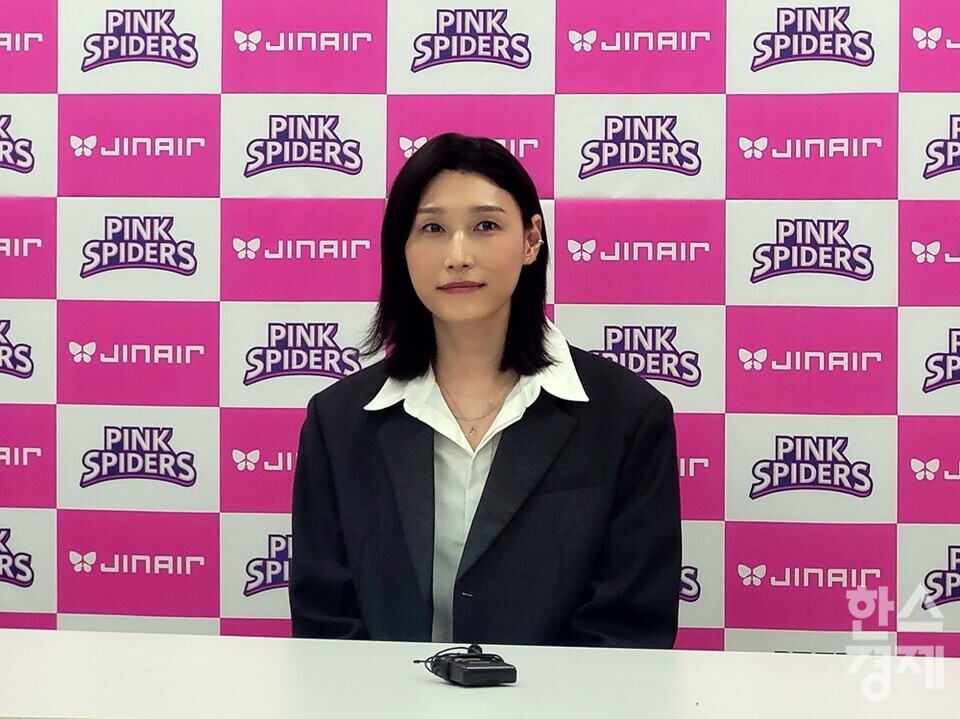 김연경이 은퇴식 후 기자회견에 참석해 인터뷰를 준비하고 있다. /신희재 기자