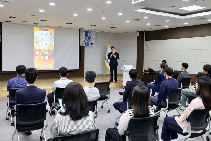 새만금개발청은 17일 전 직원을 대상으로 인공지능 역량 강화를 위한 전문가 특강을 실시했다./새만금청