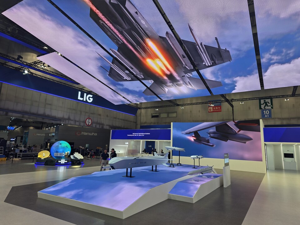 ADEX 2025 LIG넥스원 부스에 차세대 항공무장체계가 전시돼 있다./LIG넥스원