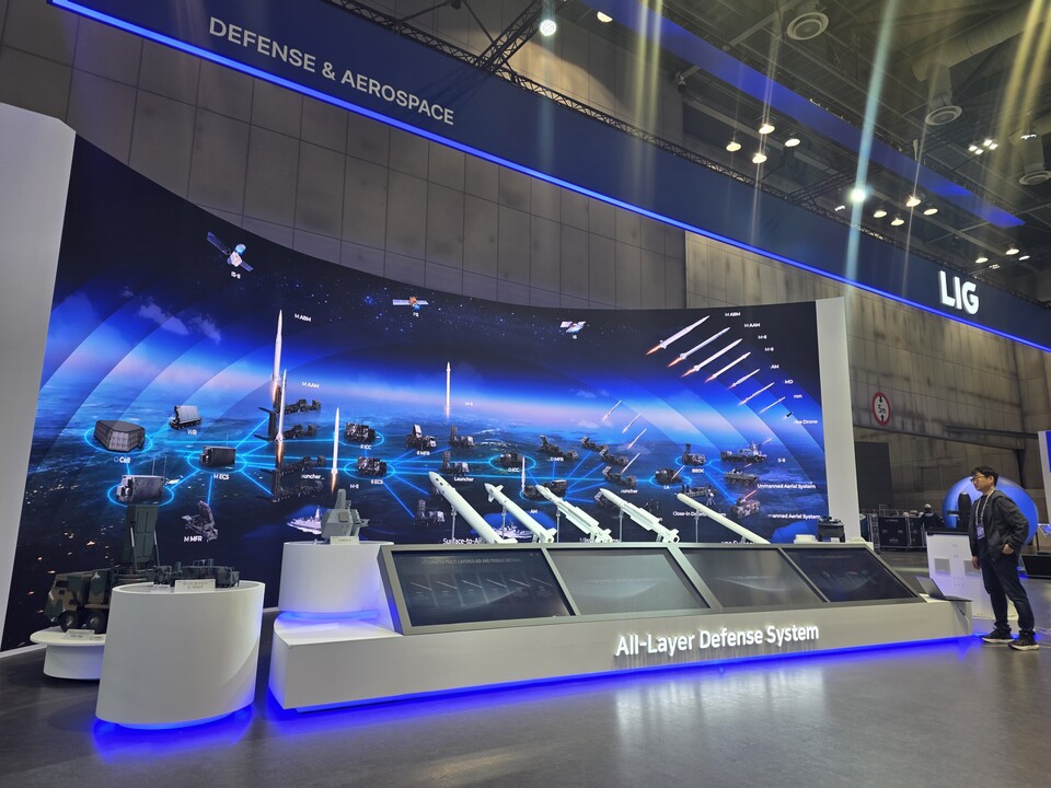 ADEX 2025 LIG넥스원 부스에 CIWS-II부터 LAMD, 천궁II, L-SAM 등 글로벌 다층 대공망 솔루션이 전시돼 있다./LIG넥스원