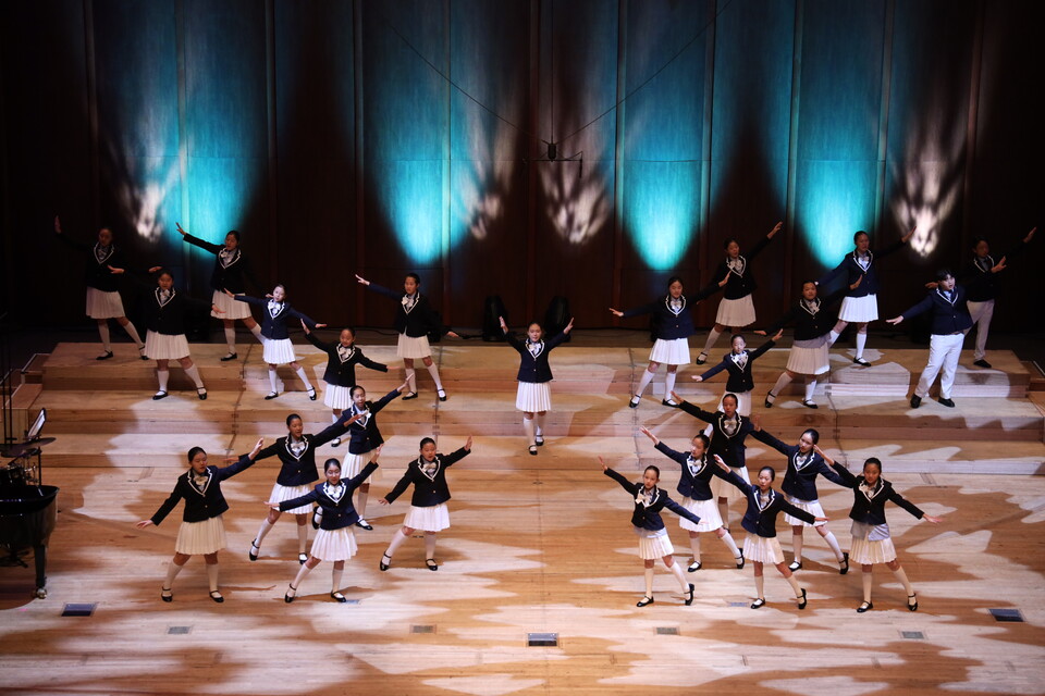 Songs of Joy (176) 연출하는 합창단 모습. 사진=부산문화회관