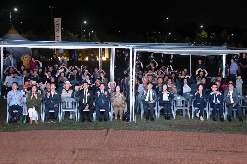 평택시의회(의장 강정구)는 17일 오성면 농업생태원에서 열린 ‘2025 제13회 경기정원문화박람회’ 개막식에 참석해 정원문화를 매개로 한 녹색도시 비전을 대내외에 알렸다./ 평택시의회 제공