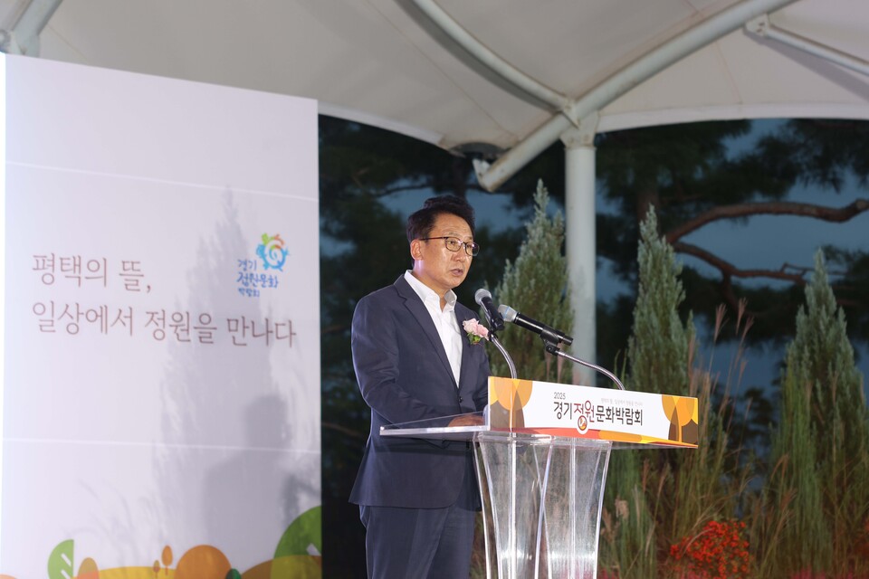 강정구 의장은 “평택은 이제 경제성장을 넘어 녹색 감성과 정원문화가 살아 숨 쉬는 도시, 지속가능한 미래 전략도시로의 새로운 전환을 모색하고 있다”며 “정원문화 확산은 곧 시민의 삶의 치유와 휴식, 도시 경쟁력 제고로 이어지는 핵심 정책”이라고 강조했다./ 평택시의회 제공