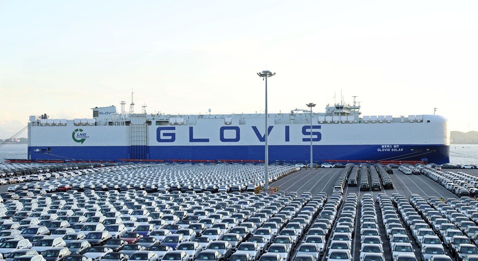 자동차 운반선 '글로비스 솔라'호가 평택항 자동차 전용부두에서 차량 선적을 기다리고 있다./현대글로비스