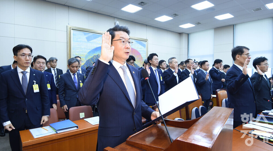 이억원 금융위원장이 20일 오전 서울 여의도 국회 정무위원회에서 열린 금융위원회,한국산업은행,중소기업은행 등에 대한 국정감사에서 증인선서를 하고 있다. /이호형 기자