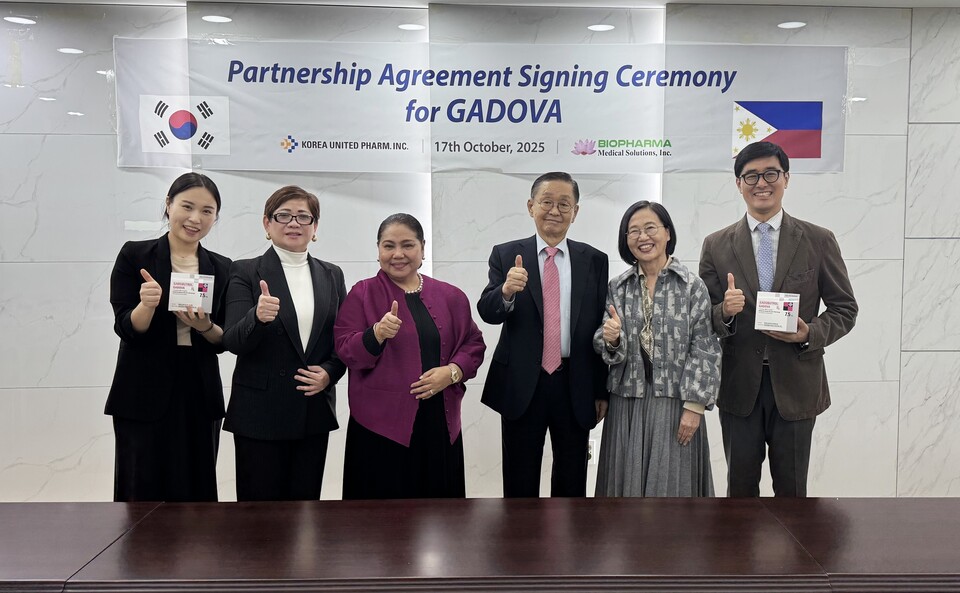 (가운데 왼쪽) 아이다 볼라자 필리핀 바이오파마 대표, (오른쪽) 강덕영 한국유나이티드제약 대표. /한국유나이티드제약 제공