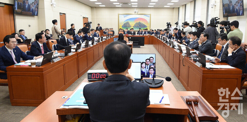 윤한홍 정무위원장이 20일 오전 서울 여의도 국회 정무위원회에서 열린 금융위원회,한국산업은행,중소기업은행 등에 대한 국정감사를 진행하고 있다./ 이호형 기자