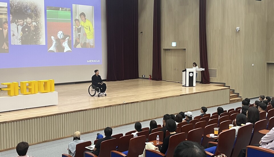 100만 유튜버 '위라클' 박위 대표가 시민들에게 강연을 하고 있다. /사진=나주시
