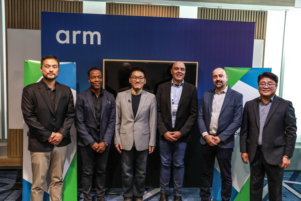 (왼쪽부터)오진욱 리벨리온 CTO, Will Abbey Arm Chief Commercial Officer, 박성현 리벨리온 대표, Mohamed Awad Arm 수석부사장, Eddie Ramirez Arm 인프라 사업부 부사장, 황선욱 Arm코리아 사장./리벨리온