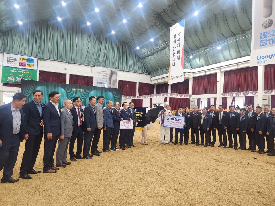 경기도(지사 김동연)는 지난 15일부터 16일까지 안성팜랜드에서 열린 ‘제24회 한국홀스타인품평회’에서 포천시 노곡목장이 그랜드챔피언(1위)과 준그랜드챔피언(2위)을 모두 수상하며 대통령상과 국무총리상을 동시에 수상했다고 20일 밝혔다./ 경기도 제공