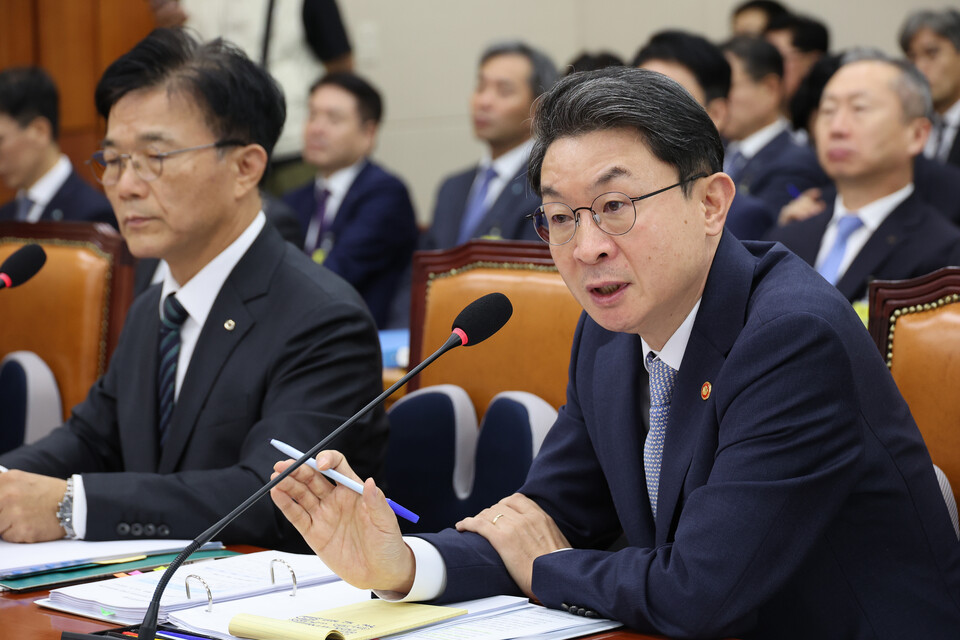 이억원 금융위원장이 20일 서울 여의도 국회 정무위원회에서 열린 금융위원회 등에 대한 국정감사에서 의원 질의에 답하고 있다. /사진=연합뉴스