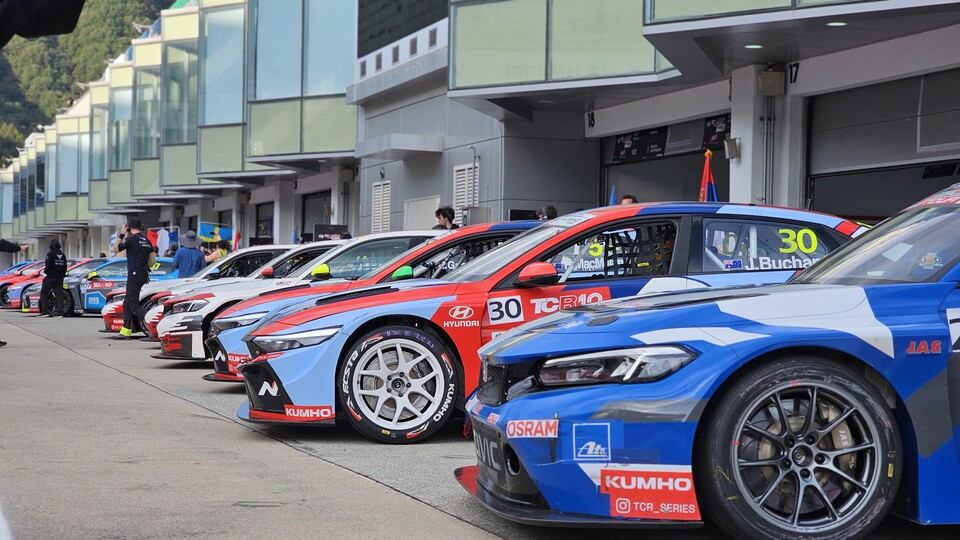 지난 18~19일 강원도 인제스피디움에서 열린 '2025 TCR 월드투어' 6라운드 코스인 하기 위해 레이스카들이 정렬하고 있다./곽호준 기자