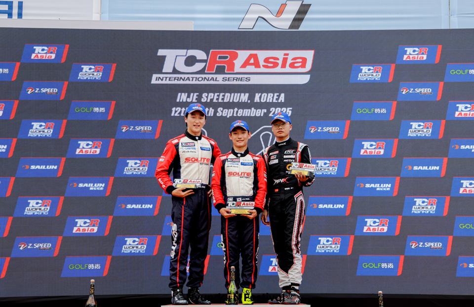지난 9월 13일 '2025 TCR 아시아 시리즈' 7라운드 포디움 시상. 왼쪽부터 박준성, 박준의, 쟝 치엔 샹./현대N페스티벌