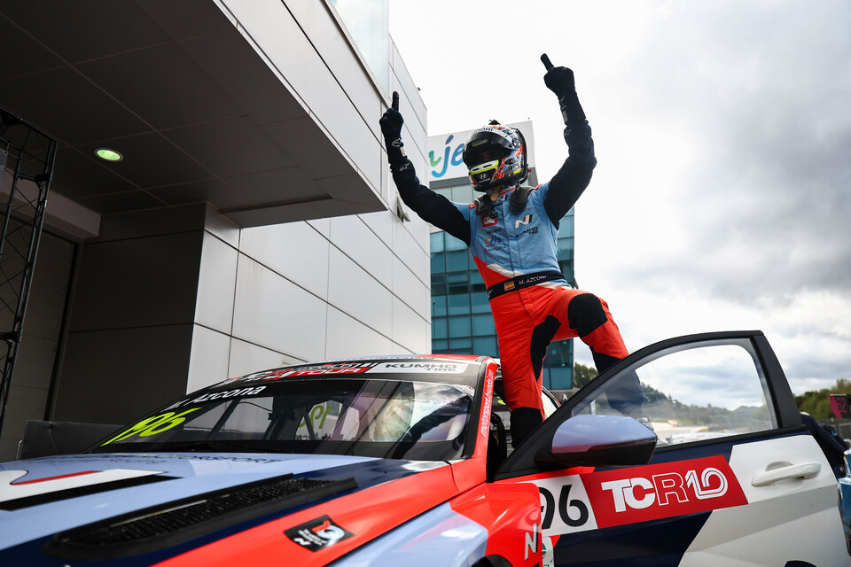 지난 18~19일 인제스피디움서 열린  '2025 TCR 월드투어' 6라운드 한국 대회에서 미켈 아즈코나 선수가 우승을 차지하고 기뻐하는 모습./현대자동차