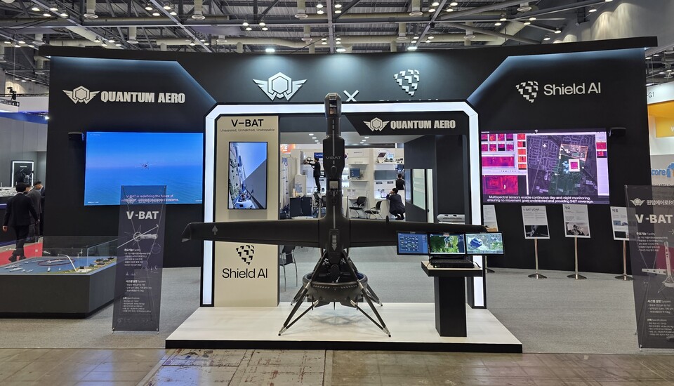 퀀텀에어로와 미국 방산 AI 기업 쉴드AI가 ‘ADEX 2025’ 공동 부스에서 차세대 AI 자율항공기 ‘V-BAT’을 전시했다./퀀텀에어로