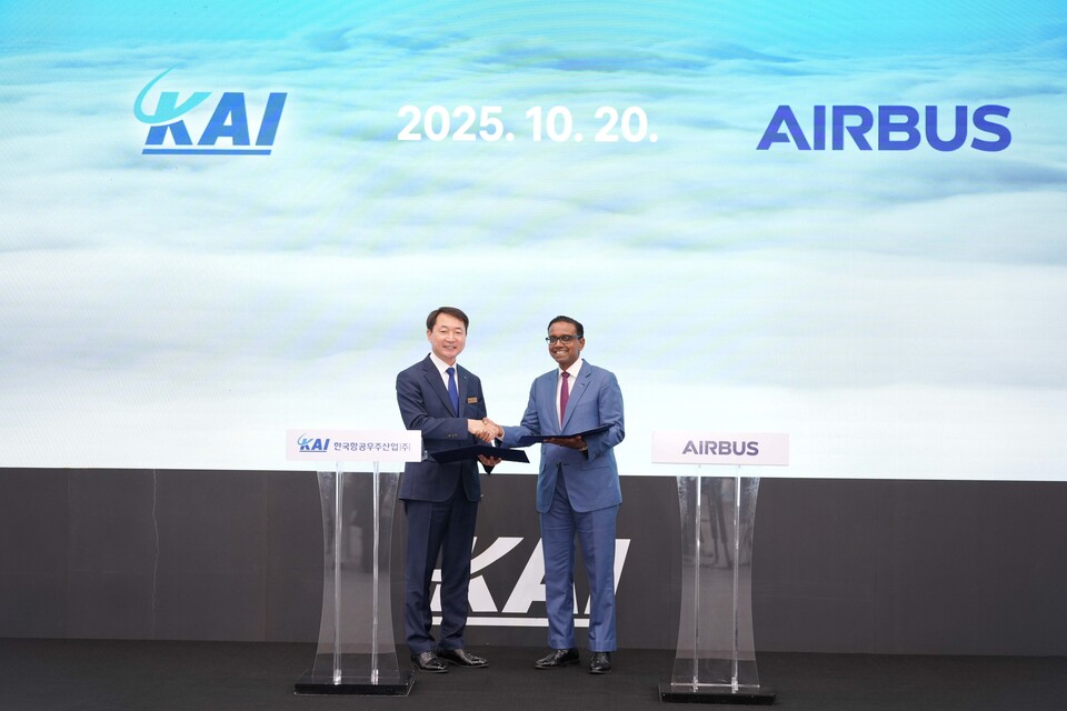 차재병 한국항공우주산업(KAI) 대표이사(왼쪽)와 아난드 스탠리 에어버스 아태지역 총괄 대표가 20일 킨텍스 ADEX 전시 현장에서 양사 간 전략적 프레임워크 MOU를 체결한 후 기념 촬영을 하고 있다./에어버스
