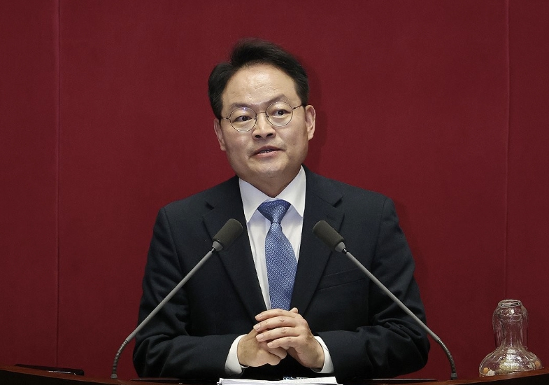 지난해 12월 2일 서울 여의도 국회에서 열린 본회의에서 더불어민주당 허영 의원이 의사진행 발언을 하고 있다. /연합뉴스