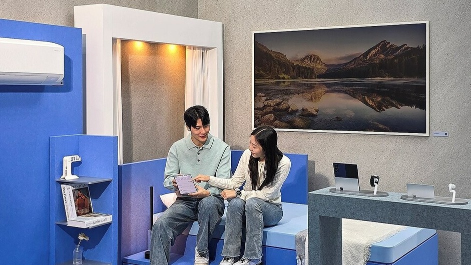 KES 2025 삼성전자관 침실 공간에서 '수면 코칭' 기능을 체험하는 모습./연합뉴스 