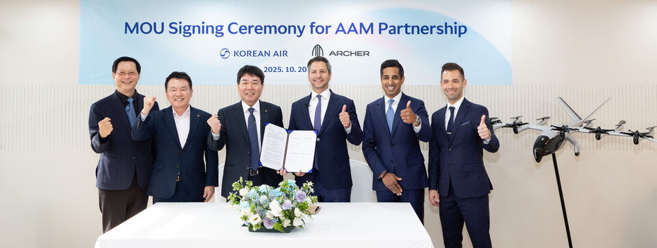 임진규 대한항공 항공우주사업본부장(왼쪽에서 세 번째), 유종석 대한항공 안전보건 총괄 겸 오퍼레이션 부문 부사장(왼쪽에서 두 번째), 박희돈 대한항공 경영전략본부장(왼쪽에서 첫 번째), 애덤 골드스타인 아처 에비에이션 최고경영자 (왼쪽에서 네 번째) 등 양사 주요 관계자가 기념사진을 촬영하는 모습./대한항공