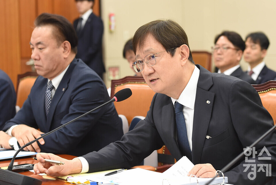 이찬진 금융감독원장이 21일 오전 서울 여의도 국회 정무위원회에서 열린 금융감독원, 예금보험공사, 서민금융진흥원 등에 대한 국정감사에서 의원 질의에 답변 하고 있다. /이호형 기자 