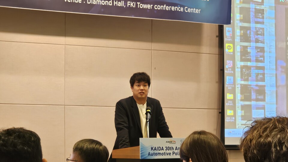 유민상 오토노머스에이투지 상무가 21일 서울 여의도에서 열린 '한국수입자동차협회(KAIDA) 창립 30주년 정책 세미나'에서 '자율주행차의 현주소와 혜외사례를 통한 시사점'을 주제로 강연하고 있다./곽호준 기자