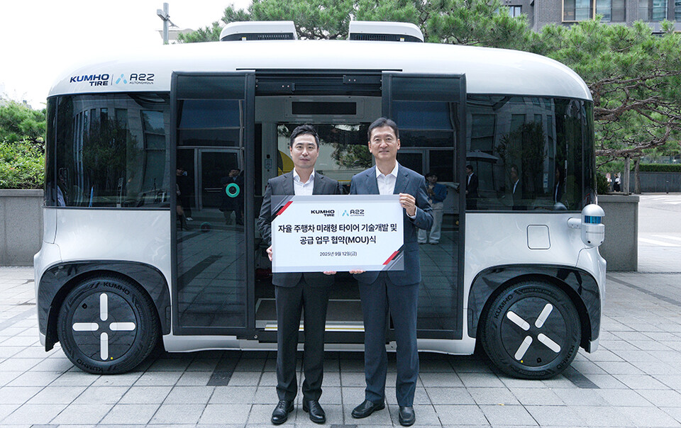 에이투지의 자율주행차 ‘로이(ROii) 앞에서 정일택 금호타이어 사장(오른쪽)과 한지형 에이투지 대표가 포즈를 취하고 있다./금호타이어