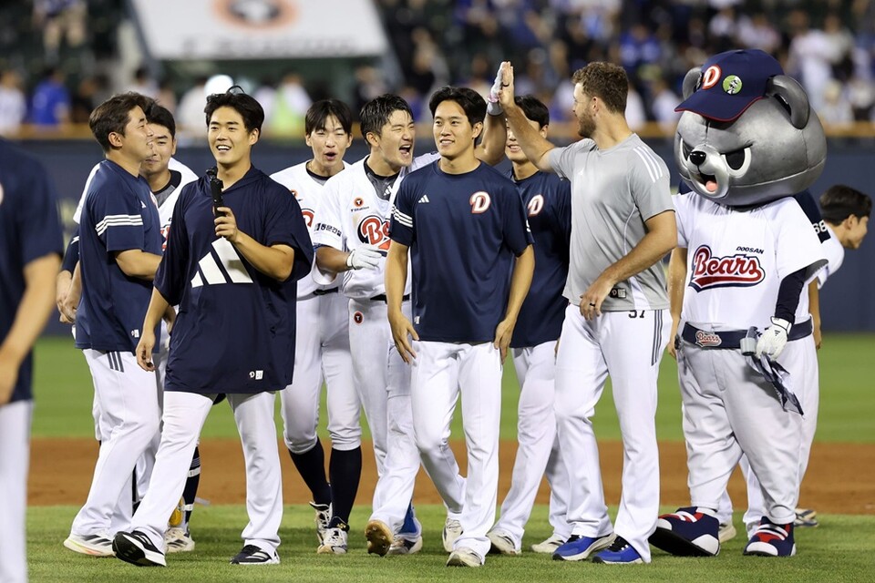 두산 선수단이 승리 후 기뻐하고 있다. /두산 베어스 제공