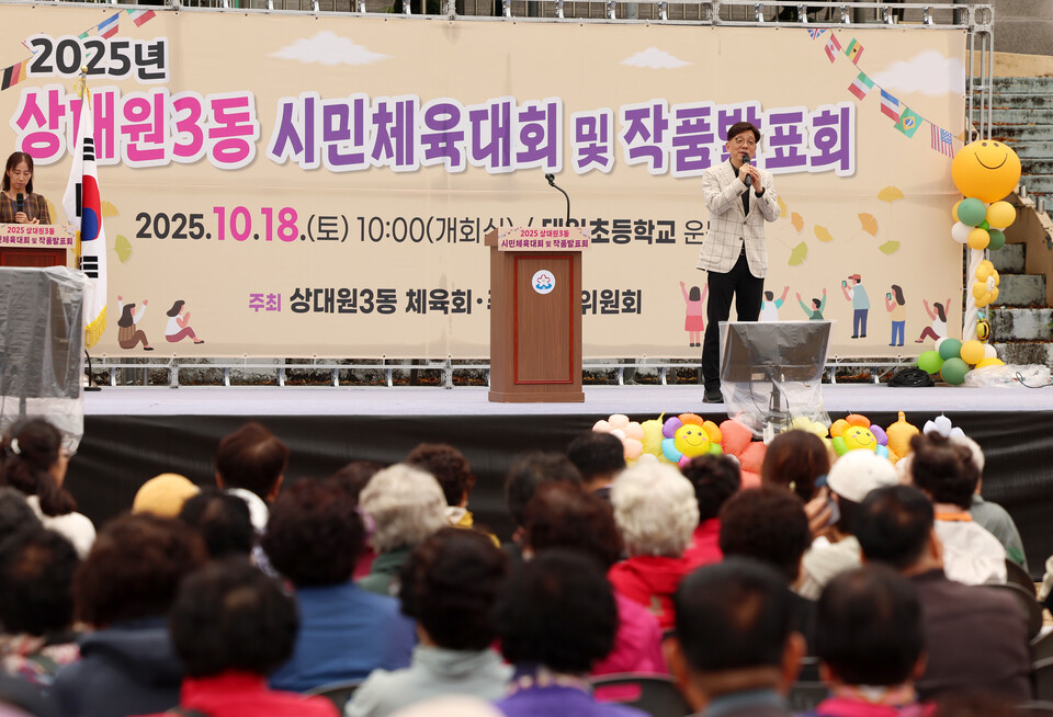 성남시의회(부의장 안광림을 비롯한 의원들)가 18일부터 19일까지 이틀간 지역 곳곳에서 개최된 시민체육대회, 주민자치 작품발표회, 건강박람회, 전국 생활체육대회 등 주요 현장을 연이어 방문하며 ‘시민이 체감하는 생활정책 실현’을 최우선 목표로 한 적극적 의정활동을 펼쳤다./ 성남시의회 제공