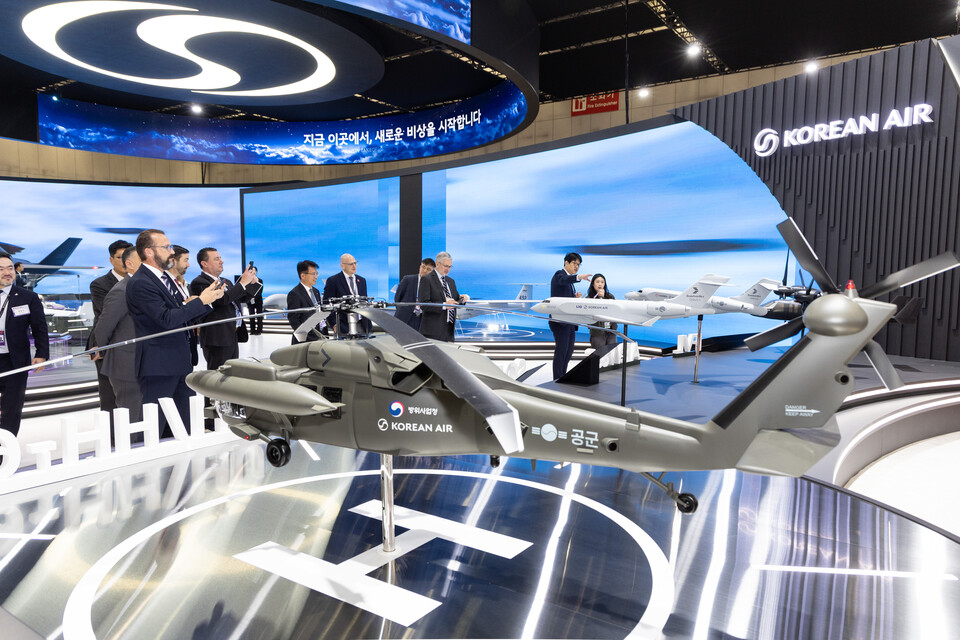 대한항공 '서울 국제 항공우주 및 방위산업 전시회(ADEX) 2025' 전시 부스 전경./대한항공